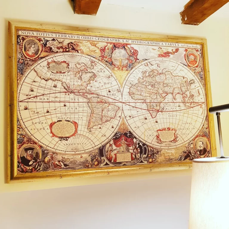 Senovinis žemėlapis ant drobės su auksiniu rėmu